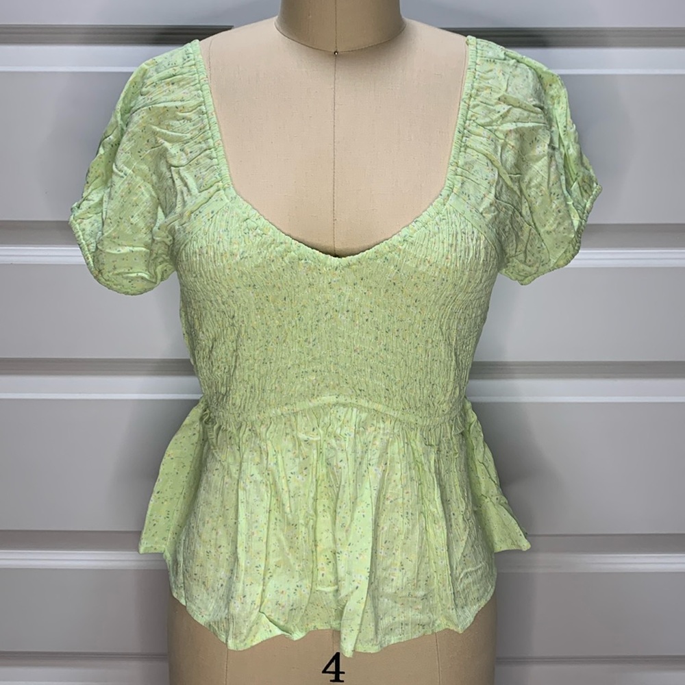NWT ruched  floral top with shoulder cap short sleeves and ballerina neckline